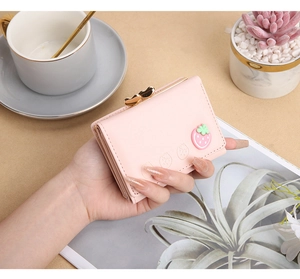 Lindo monedero corto rosa para mujeres, adorable mini cartera PU de fresa vista detallada.