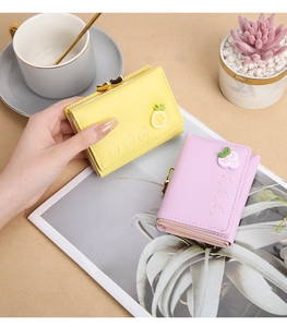 Bonito monedero corto plegable de cuero PU para mujer con dijes de frutas y broche