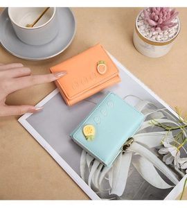 Bonito monedero corto plegable de mujer de PU con detalles de frutas y fresa decorativa.