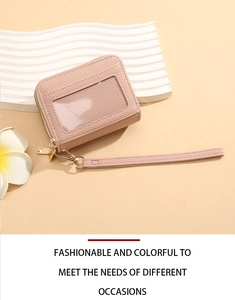Détail du porte-cartes en cuir rose avec fenêtre d'ID et fermeture éclair dorée