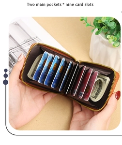 Dettaglio interno porta carte RFID marrone con due tasche e nove scomparti per carte