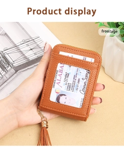 Dettaglio portafoglio RFID marrone motivo litchi con finestra ID e nappa dorata zip