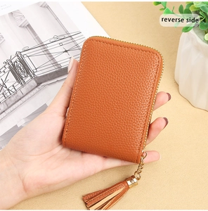 Portacarte in pelle PU marrone con grana litchi, nappina e protezione RFID sicura