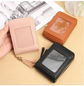 Dettaglio portafoglio RFID in pelle PU con zip con nappa e slot per documento