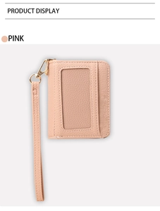 Détail du porte-cartes en cuir rose avec fenêtre d'identité et dragonne amovible