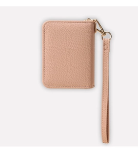 Détail du porte-cartes en cuir rose avec fermeture éclair dorée et dragonne élégante