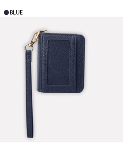 Détail d'un porte-cartes en cuir bleu avec fenêtre ID transparente et dragonne assortie
