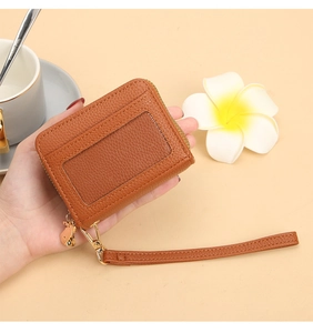 Porte-cartes en cuir marron grainé avec fenêtre d'identification et dragonne amovible