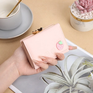 Linda Cartera Corta Tríptica de Cuero PU para Mujer Con Patrón de Frutas en Relieve Mini Monedero Con Cierre de Beso