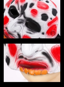 Détail macro du masque de zombie effrayant avec crocs jaunes et taches de sang