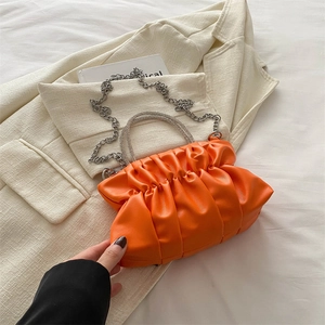 Hippe feloranje geplooide cloud bucket bag met strass handvaten en zilverkleurige ketting