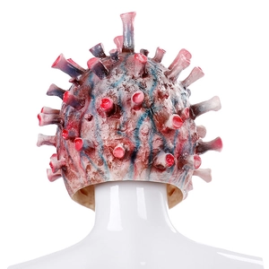 Vista dettagliata della maschera virus in lattice rosa con vene blu e punte rosse su manichino