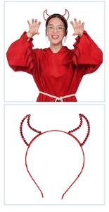 Détail d'un serre-tête cornes de diable rouges avec strass pour déguisement d'Halloween