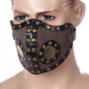 Détail du masque steampunk en daim marron avec rivets dorés et sangles en cuir réglables