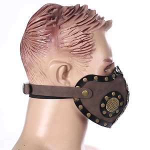 Détail du masque steampunk en cuir marron avec rivets métalliques et évents décoratifs