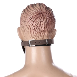Détail des sangles réglables en cuir marron avec boucles en métal sur un masque steampunk