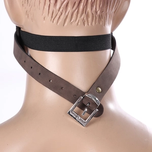 Détail de la sangle de cou réglable en cuir marron avec rivets bronze et boucle métal