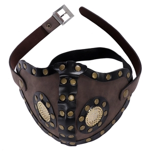 Détail d'un masque steampunk en cuir avec rivets en laiton, filtres et sangles réglables