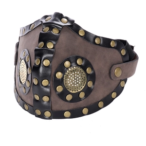 Détail d'un demi-masque de style punk avec rivets en bronze et texture cuir marron