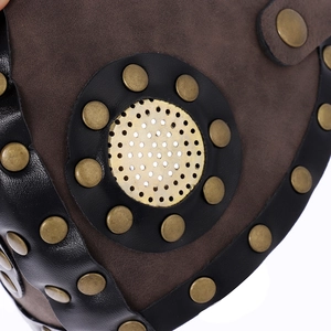 Gros plan sur un masque steampunk en cuir marron avec rivets et aération métallique