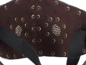 Détail du masque punk rétro marron avec œillets en bronze et fentes oculaires en filet