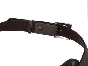Détail de la sangle en cuir nubuck marron foncé avec boucle argentée et boutons pressions
