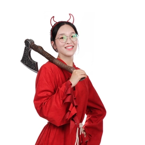 Set de costume d'Halloween avec serre-tête cornes de diable robe rouge et hache