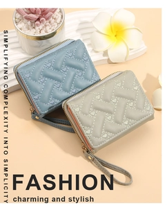Détail de petits portefeuilles avec broderie cœur en bleu et vert similicuir