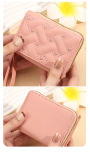 Détail du portefeuille en cuir PU rose avec broderie cœur et fermeture éclair dorée