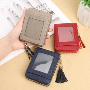 Tre porta carte RFID in pelle grigio, blu e rosso con nappe decorative