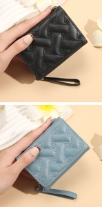 Détail de porte-monnaie en similicuir tressé avec broderie cœur en noir et bleu brume