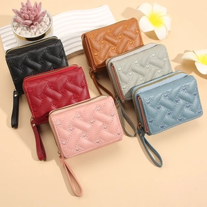 Portefeuille Court en Cuir PU pour Femmes Avec Broderie Cœur Motif de Losange Matelassé Porte-Cartes à 3 Plis Porte-Monnaie Zippé Dragonne