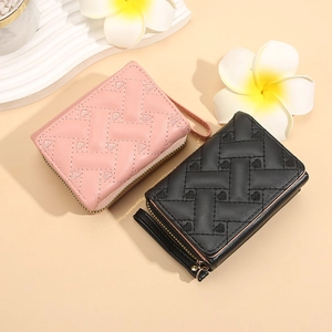 Portefeuille femme tendance avec broderie cœur, fermeture éclair et dragonne