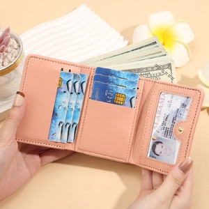 Portefeuille femme rose pêche à trois volets avec fentes pour cartes et broderie cœur