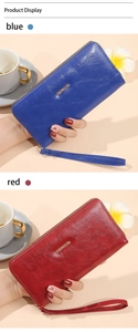 Details von roten und blauen langen Geldbörsen aus Kunstleder mit abnehmbarer Handschlaufe