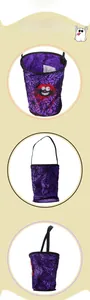 Détail du sac à bonbons d'Halloween violet avec motif toile d'araignée et araignée en peluche