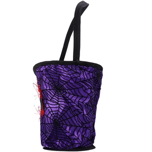 Sac à bonbons d'Halloween en satin violet avec motif toile d'araignée et plumes rouges