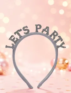 Detail des Silvester-Haarreifens mit silbernem LETS PARTY Glitzerschriftzug für Partys