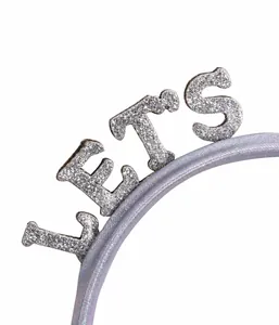 Detailansicht der silbernen Glitzer-LETS-Buchstaben auf einem Party-Haarreif