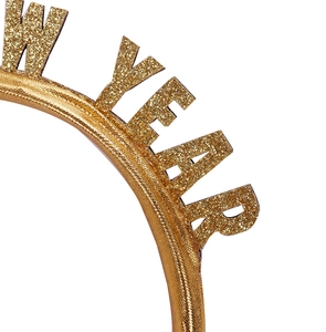 Detailaufnahme des goldenen Happy New Year Haarreifs mit glitzernden Pailletten für Partys