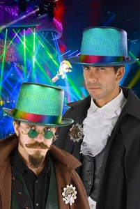 Makro-Detail von Partyzylindern mit Laser-Pailletten und Regenbogenbändern für den Karneval