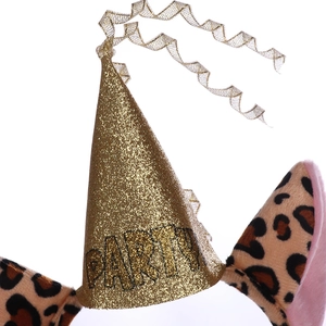 Détail d'un chapeau de fête pailleté avec oreilles léopard et bordure en mesh ondulé