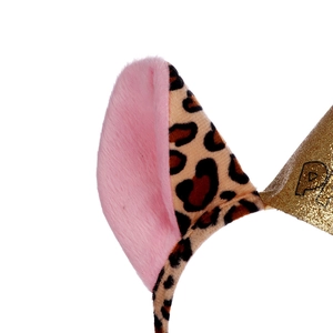 Détail du serre-tête léopard avec oreilles en peluche rose et accent chapeau de fête doré