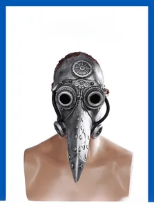 Detailansicht der Steampunk-Pestdoktormaske mit Silberfinish und Zahnraddekorationen