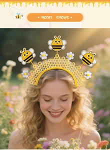 Détail des abeilles et fleurs sur un serre-tête alvéolé jaune pour fête de Pâques