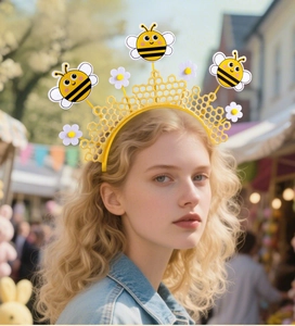Détail d'un serre-tête alvéolé jaune avec abeilles et fleurs blanches porté par un modèle