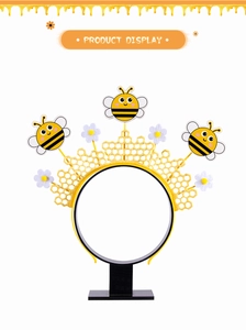 Détail du serre-tête ruche avec paillettes dorées, abeilles et petites fleurs en peluche