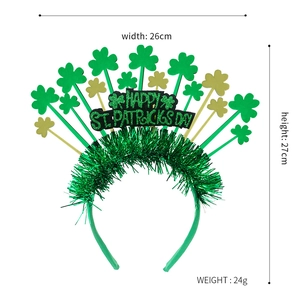 Dettaglio del cerchietto per San Patrizio con tinsel verde e decorazioni a trifoglio