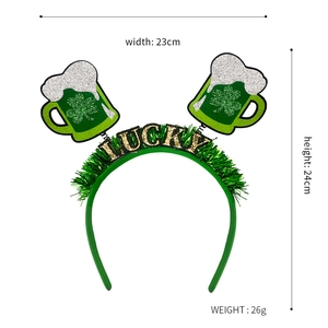 Dettaglio del cerchietto per San Patrizio con scritta Lucky e bicchieri di birra glitter