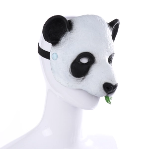 Detailansicht der Pandamaske mit grünem Bambusblatt und elastischem Kopfband